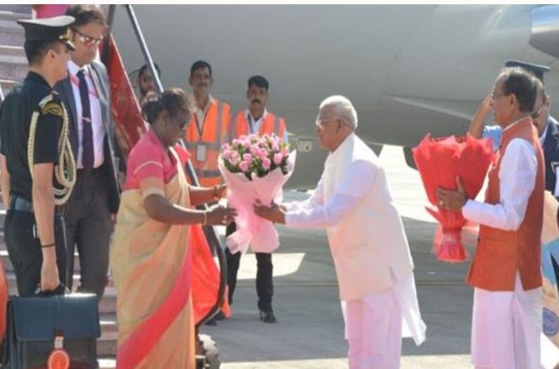राष्ट्रपति श्रीमती द्रोपती मुर्मू का राज्यपाल एवं मुख्यमंत्री द्वारा किया गया जबलपुर में भव्य स्वागत